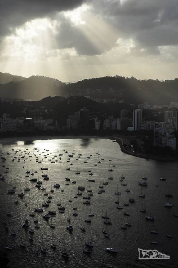 Na estação intermediária do bondinho do Pão de Açúcar, podemos admirar o sol iluminando a baía de Botafogo, no Rio de Janeiro
